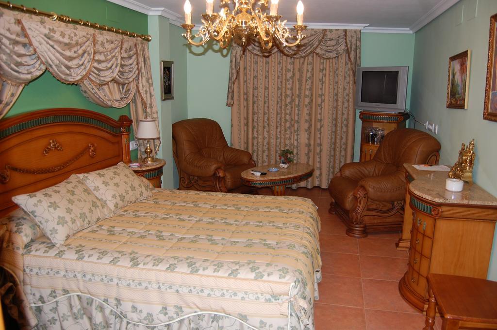 Hotel Flor De La Mancha La Roda Room photo